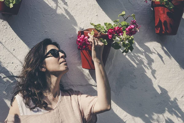 Ritratto di attraente donna di mezza età — Foto Stock