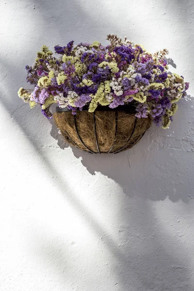 Bloemen op witte achtergrond. Plat lag, top uitzicht — Stockfoto