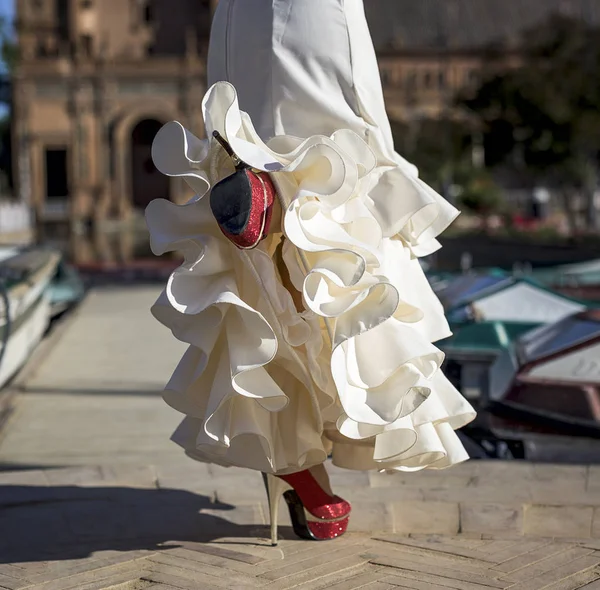 Jonge elegantie flamencodanseres — Stockfoto