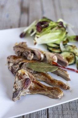 Ahşap arka plan üzerinde kızarmış kuzu kaburga