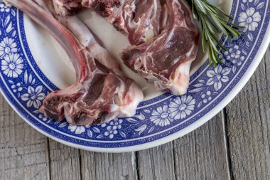 Beyaz arka plan üzerinde ham kuzu kaburga