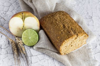 Eski ahşap masa üzerinde ayrılmaz kek