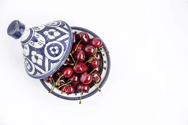 Fresh cherries in bowl — Stock Photo, Image