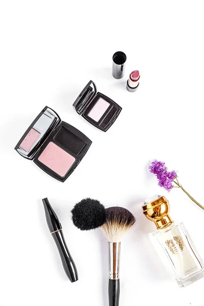 Cepillo de maquillaje y cosméticos, sobre un fondo blanco aislado , —  Fotos de Stock