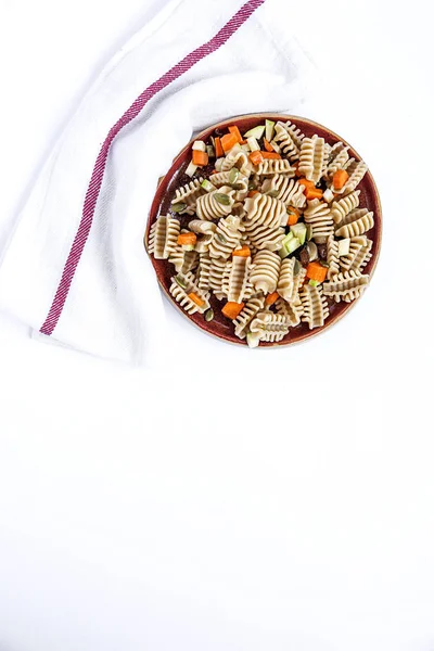 Integral raw pasta with vegetables — Stock Photo, Image