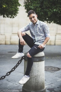 Çekici bir genç adam açık havada dikey 