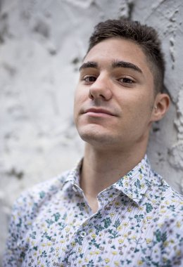 Çekici bir genç adam açık havada dikey 