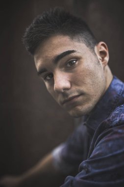 Çekici bir genç adam açık havada dikey 