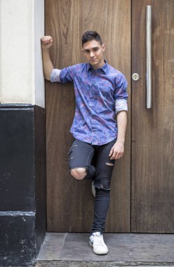 Çekici bir genç adam açık havada dikey 