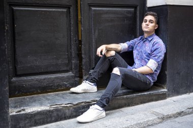 Çekici bir genç adam açık havada dikey 