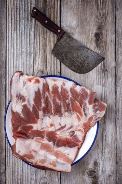 Çiğ domuz pirzolası, bitkiler ve baharatlar pişirmeye hazır. 