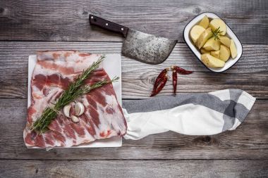 Çiğ domuz pirzolası, bitkiler ve baharatlar pişirmeye hazır. 