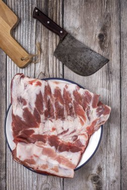 Çiğ domuz pirzolası, bitkiler ve baharatlar pişirmeye hazır. 