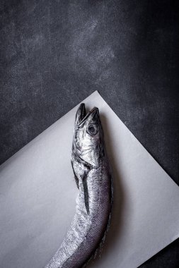 Ahşap tahta üzerinde taze balık. Arka plan. Yukarıdan