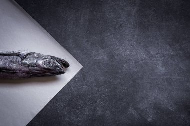 Ahşap tahta üzerinde taze balık. Arka plan. Yukarıdan