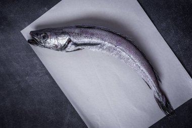 Ahşap tahta üzerinde taze balık. Arka plan. Yukarıdan