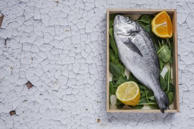 Ahşap tahta üzerinde taze çiğ balık. Arka plan. Yukarıdan