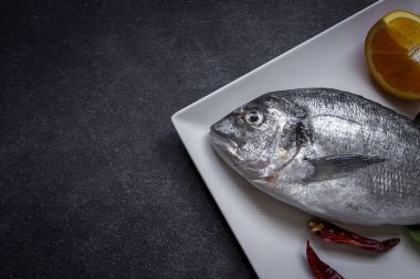 Ahşap tahta üzerinde taze balık. Arka plan. Yukarıdan