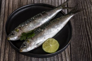 Ahşap tahta üzerinde taze çiğ balık. Arka plan. Yukarıdan