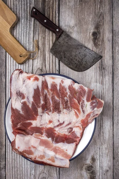 Çiğ domuz pirzolası, bitkiler ve baharatlar pişirmeye hazır. 