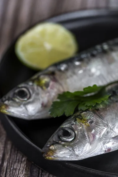 Pescado fresco crudo sobre tabla de madera. Antecedentes Desde arriba —  Fotos de Stock