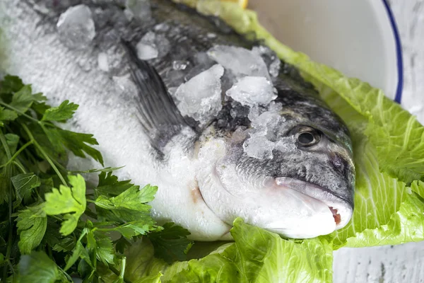 Pescado fresco crudo sobre tabla de madera. Antecedentes Desde arriba — Foto de Stock