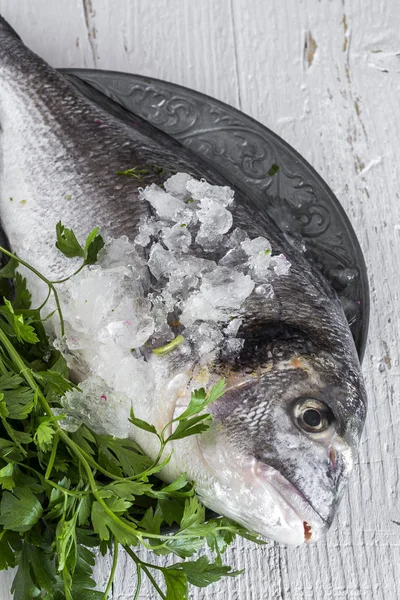 Pescado fresco crudo sobre tabla de madera. Antecedentes Desde arriba —  Fotos de Stock