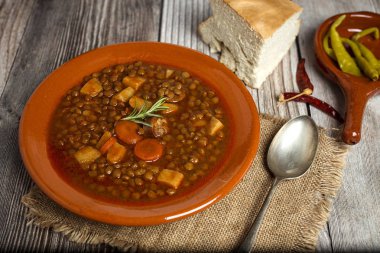 Mercimek chorizo ve domuz güveç
