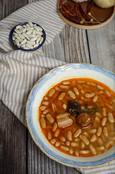 Guisado de feijão com chouriço e porco — Fotografia de Stock