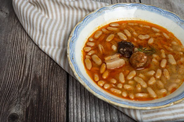 Guisado de feijão com chouriço e porco — Fotografia de Stock