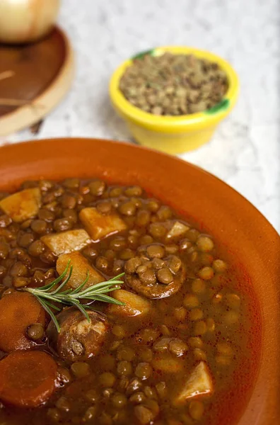 Stufato di lenticchie con chorizo e carne di maiale — Foto Stock