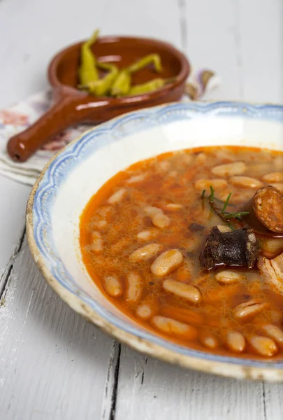 Stoofpot van bonen met chorizo en varkensvlees — Stockfoto