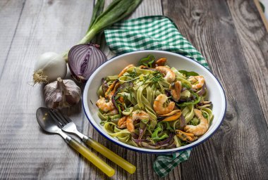 Deniz ürünleri ile yeşil tagliatelle. Midye; Karides