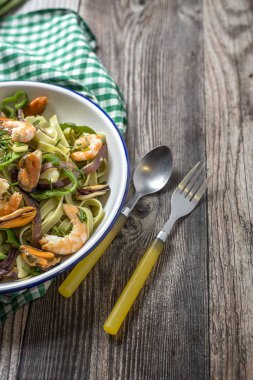 Deniz ürünleri ile yeşil tagliatelle. Midye; Karides