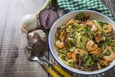 Deniz ürünleri ile yeşil tagliatelle. Midye; Karides