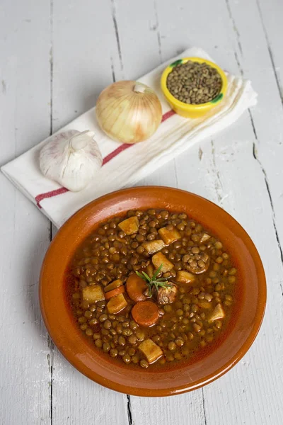 Stoofpotje van linzen met chorizo en varkensvlees — Stockfoto