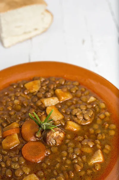 Guisado de lentilhas com chouriço e porco — Fotografia de Stock