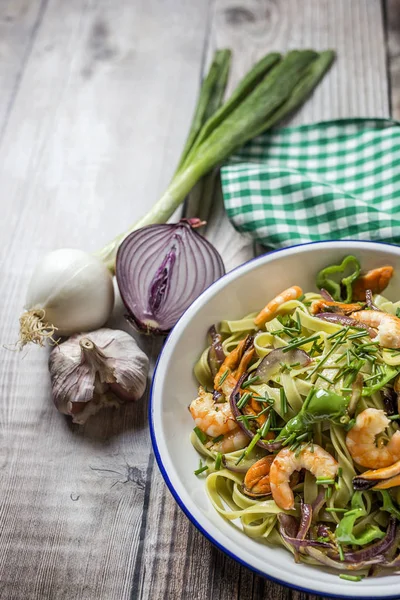 Deniz ürünleri ile yeşil tagliatelle. Midye; Karides