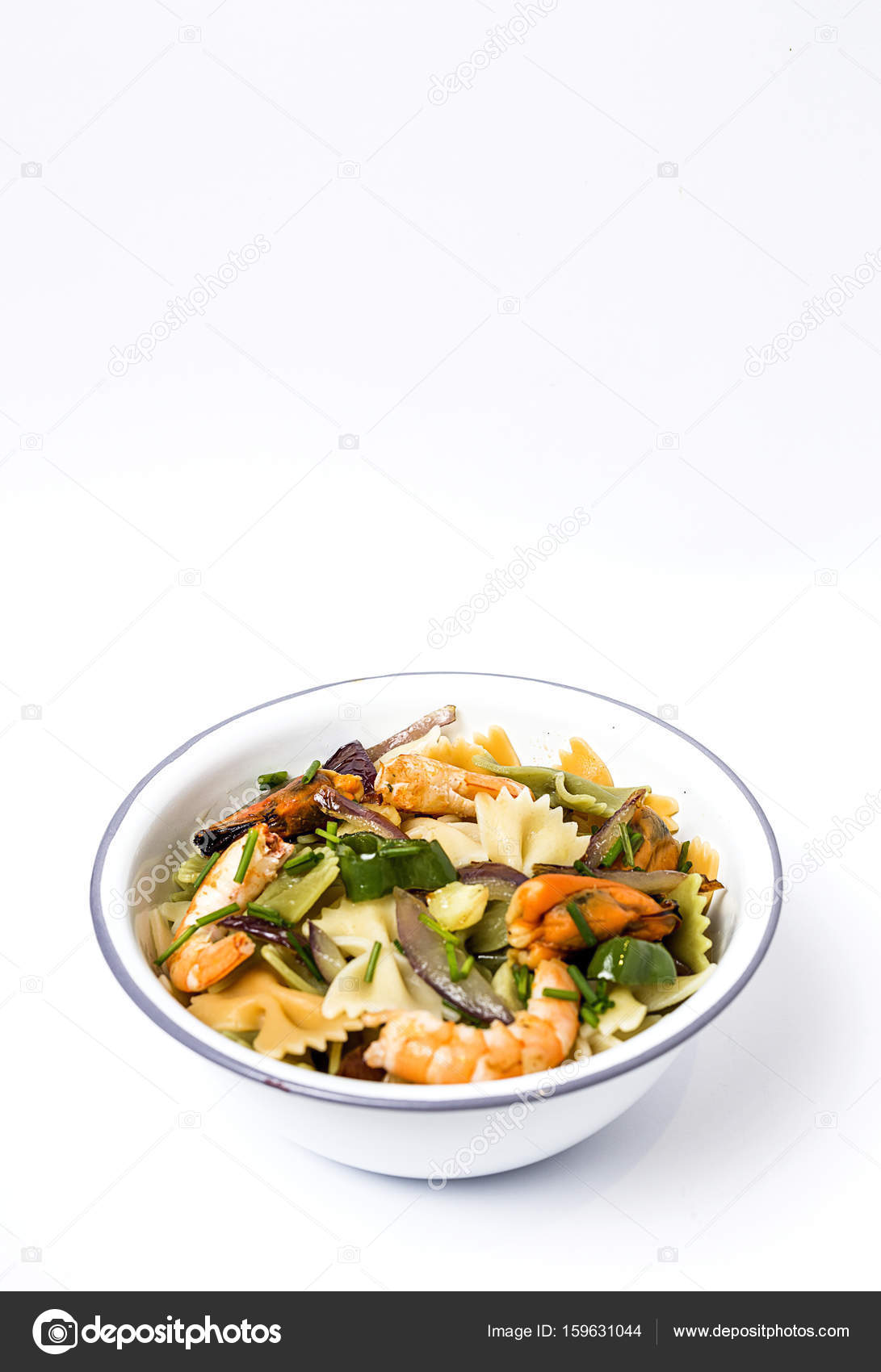 Tagliatelle verde con mariscos. Mejillones; langostinos. Aislado ... Tagliatelle verde con mariscos. Mejillones; langostinos. Aislado ...