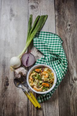 Deniz ürünleri ile yeşil tagliatelle. Midye; Karides