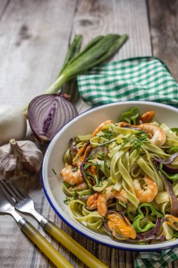 Deniz ürünleri ile yeşil tagliatelle. Midye; Karides