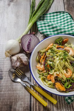 Deniz ürünleri ile yeşil tagliatelle. Midye; Karides