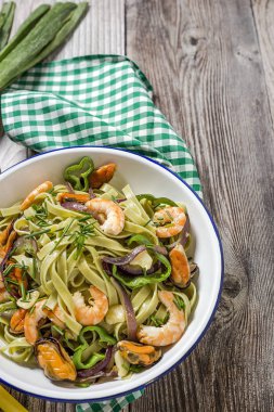 Deniz ürünleri ile yeşil tagliatelle. Midye; Karides