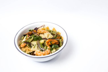 Deniz ürünleri ile yeşil tagliatelle. Midye; Karides. İzole