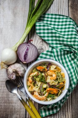 Deniz ürünleri ile yeşil tagliatelle. Midye; Karides