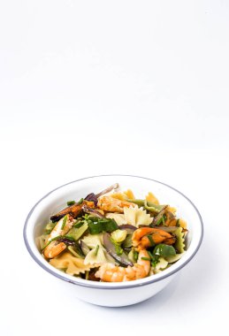 Deniz ürünleri ile yeşil tagliatelle. Midye; Karides. İzole