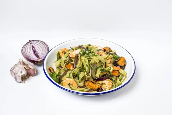 Grüne Tagliatelle mit Meeresfrüchten. Muscheln; Garnelen. isoliert — Stockfoto