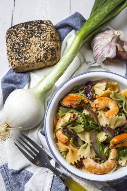 Deniz ürünleri ile İtalyan makarna. Midye; Karides