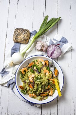 Deniz ürünleri ile yeşil tagliatelle. Midye; Karides