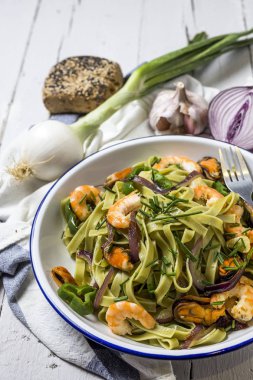 Deniz ürünleri ile yeşil tagliatelle. Midye; Karides